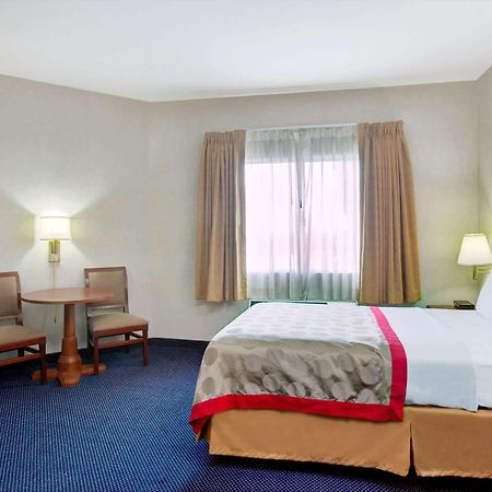 מלון Ramada By Wyndham Hawthorne/Lax מראה חיצוני תמונה
