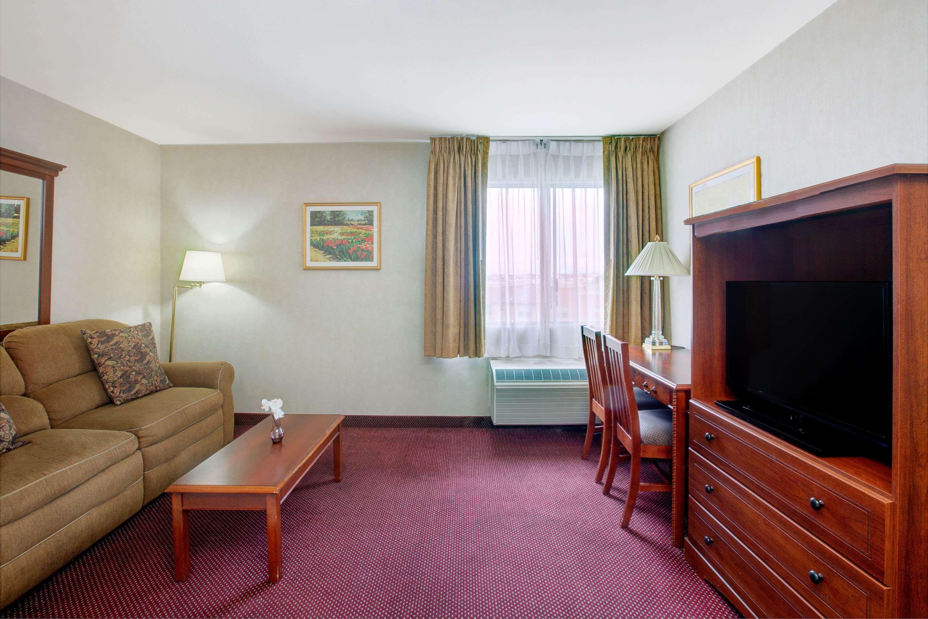 מלון Ramada By Wyndham Hawthorne/Lax מראה חיצוני תמונה